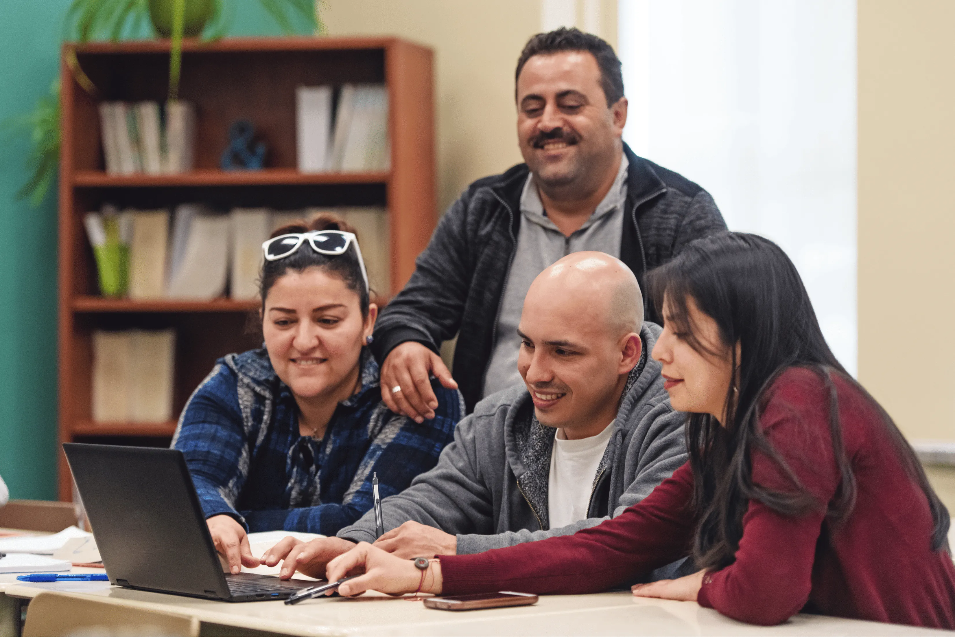 Apprenants accompagnés par un formateur en classe