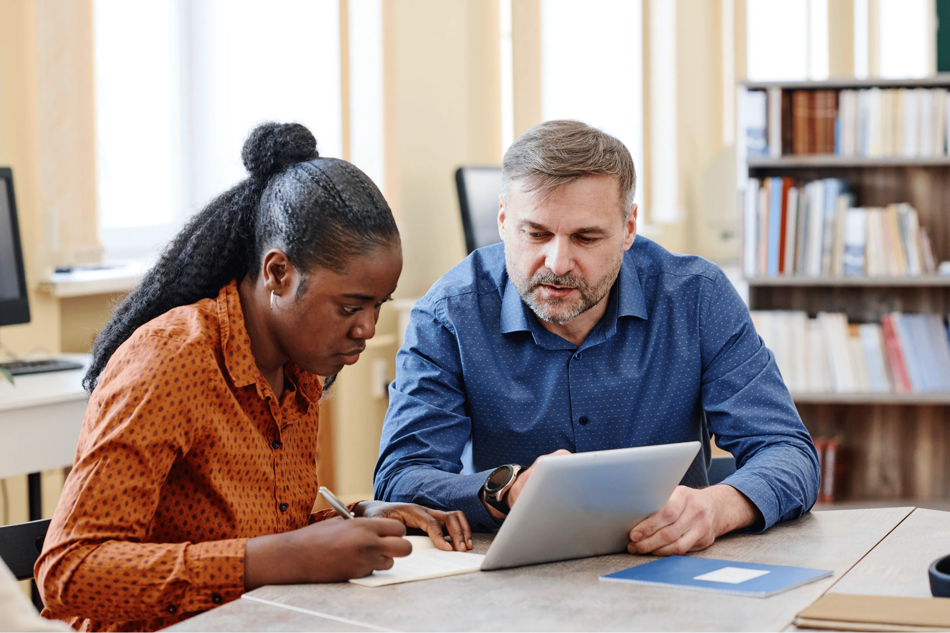 Apprenants se préparant à la certification devant un ordinateur